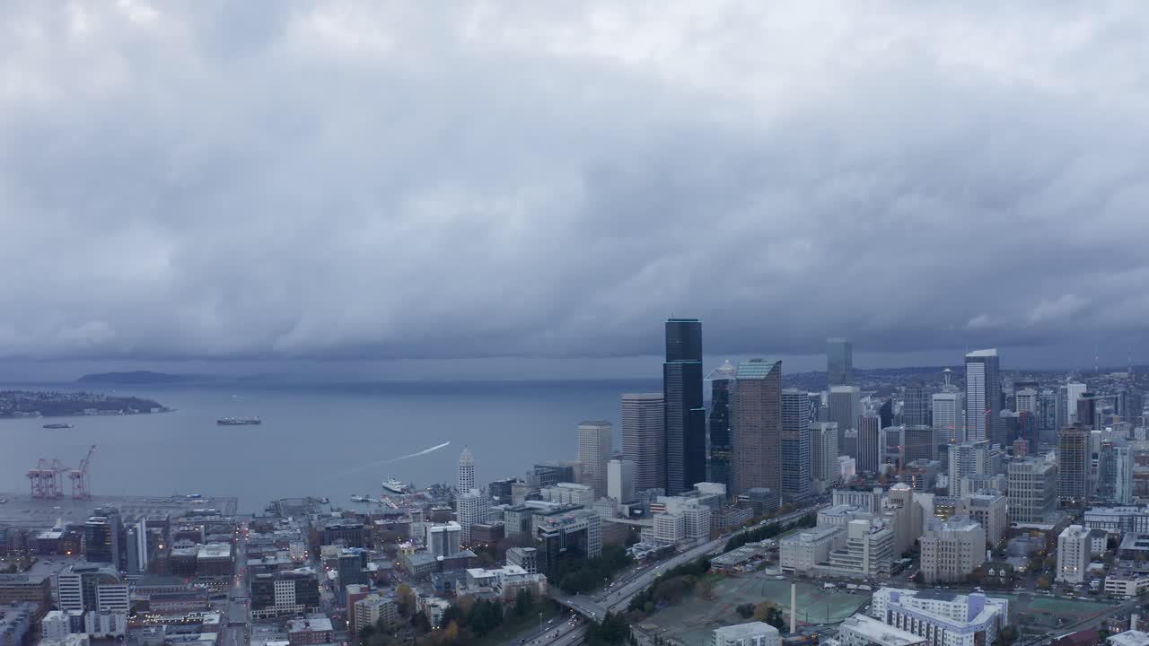 disparo de drones alejándose de los edificios del centro de seattle en un día nublado