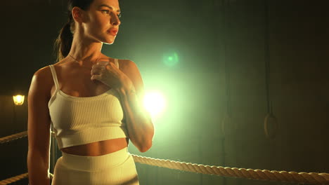 mujer en el ring de boxeo
