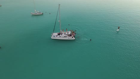 Erwachsene-Feiern-Im-Sommerurlaub-Auf-Einem-Jachtboot-In-Mexiko---Luftaufnahme