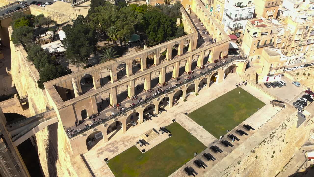 요새 가장자리에 있는 오래된 도시와 정원에 대한 공중 촬영