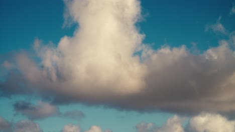 lapso de tiempo de nubes moviéndose a través del cielo 1