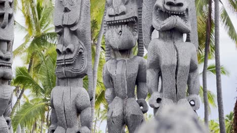 Filmische-Nahaufnahme-Von-Tiki-Statuen-Im-Historischen-Nationalpark-Pu&#39;uhonua-O-Honaunau-In-Hawaii