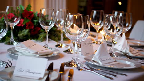 elegante decoración de la mesa para un evento formal