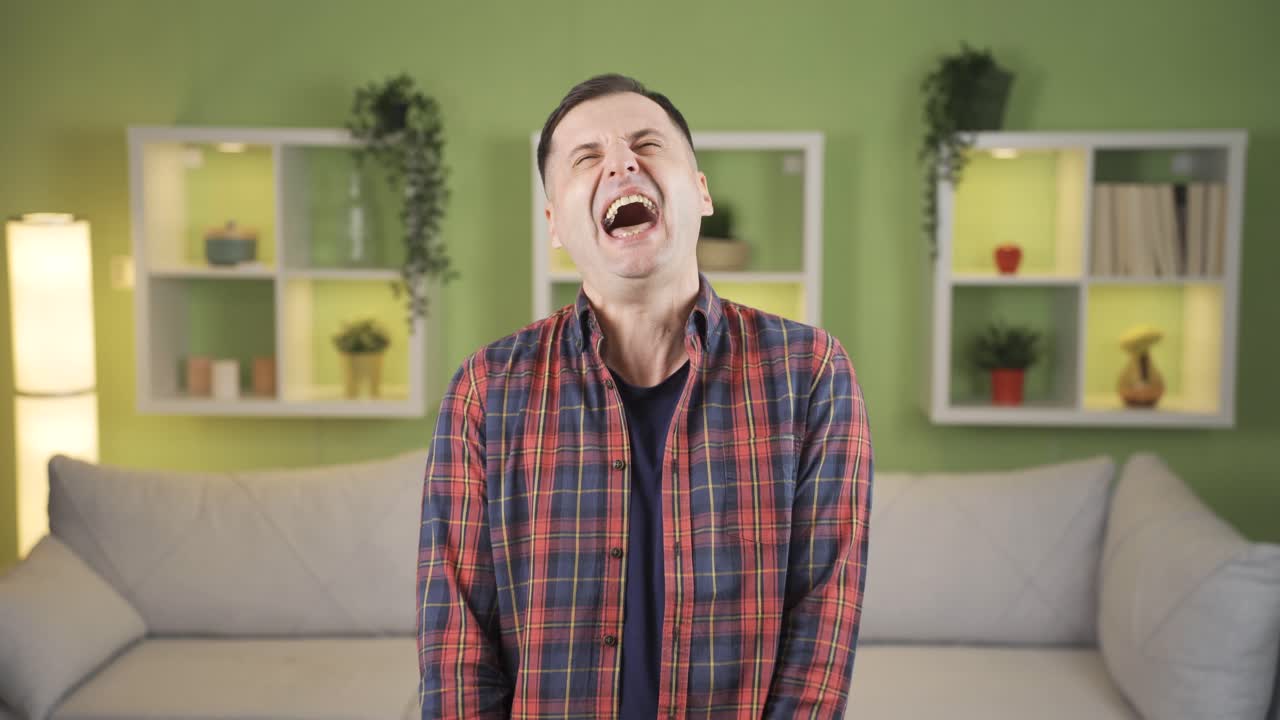 재미있는 미친 웃음. 남자는 큰 소리로 웃고 눈물과 복통을 얻습니다.