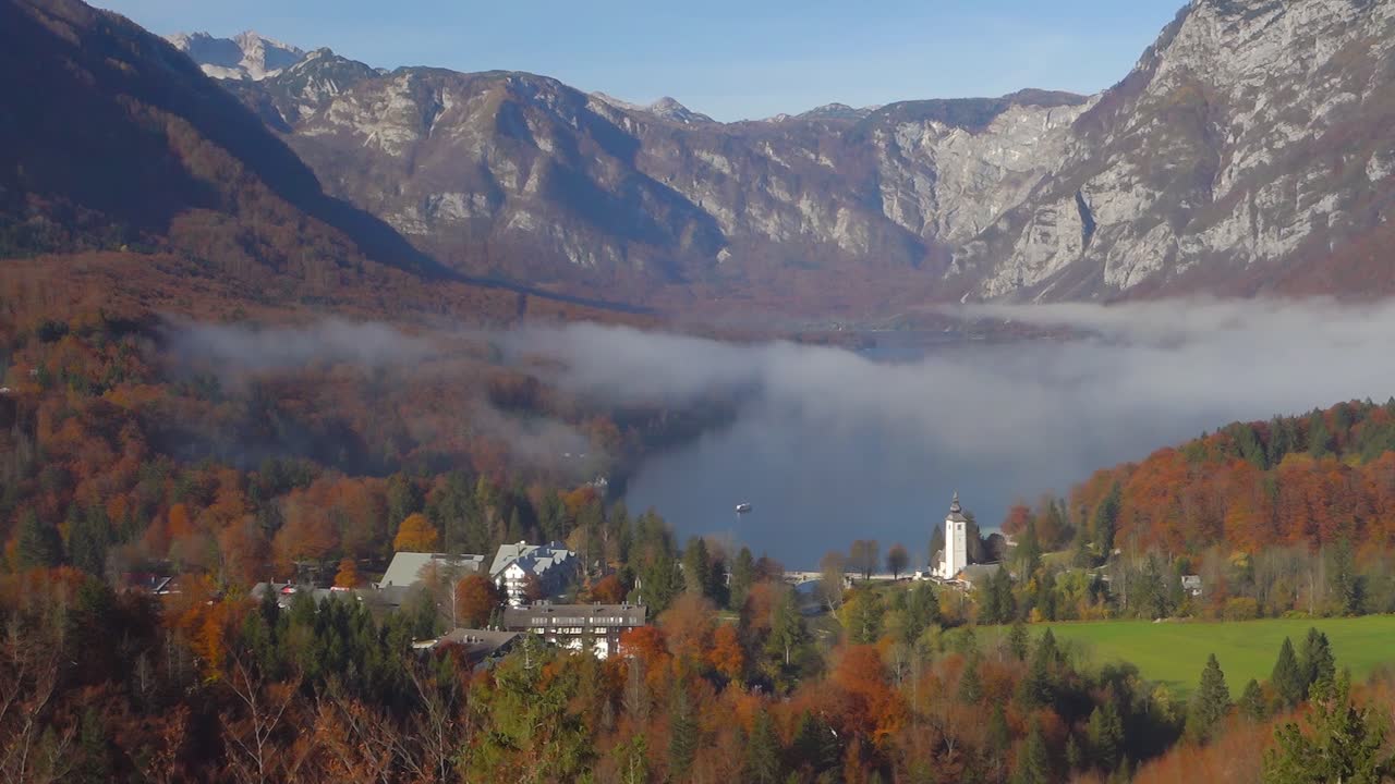 Vista aerea del Lago di Bohinj nelle Alpi Giulie.