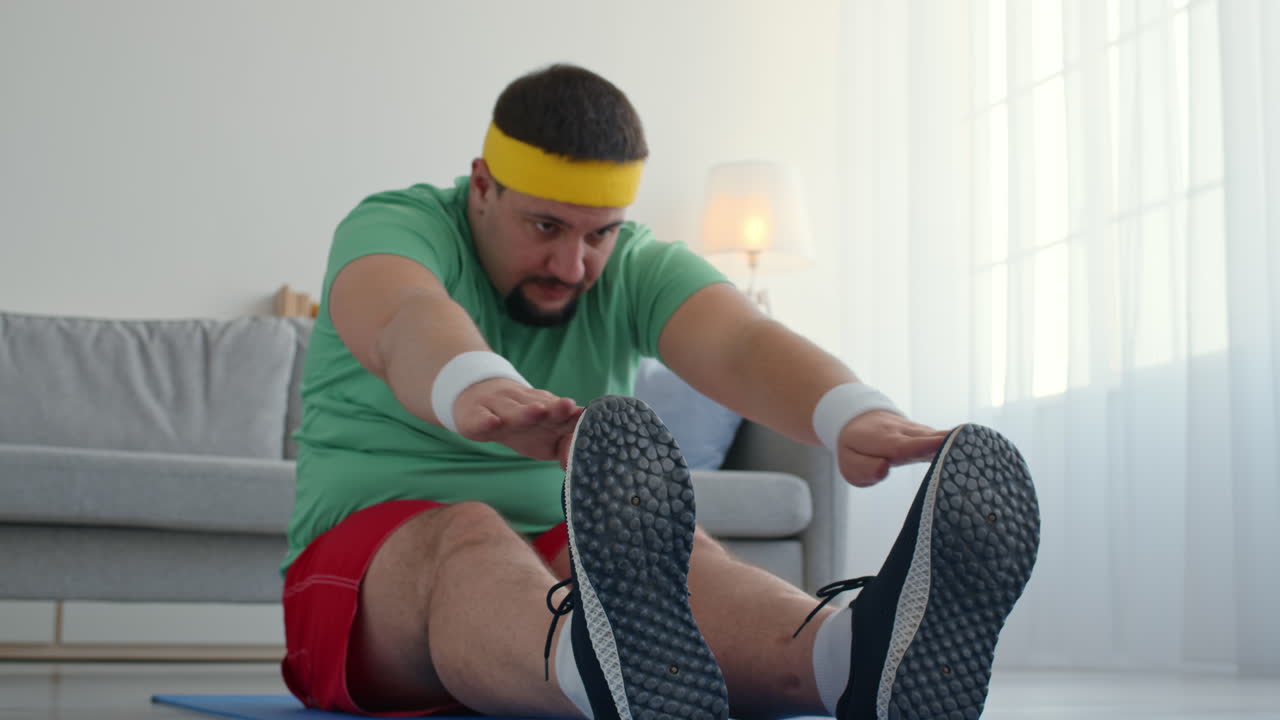 Uomo in sovrappeso che fa stretching a casa