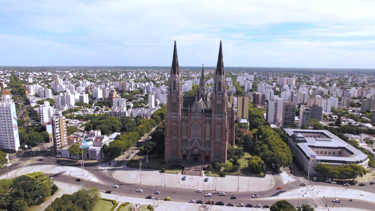Vista aerea 4K con drone di Plaza Moreno e della Cattedrale di La Plata a Buenos Aires, Argentina. La storica piazza centrale della città circondata da architettura iconica e punti di riferimento urbani