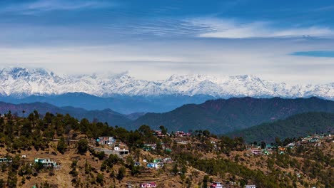 aldea del himalaya y picos cubiertos de nieve