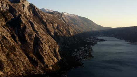 Antenne---Berge-Und-Die-Bucht-Von-Kotor-Bei-Sonnenuntergang,-Kotor,-Montenegro,-Schwenk-Rechts