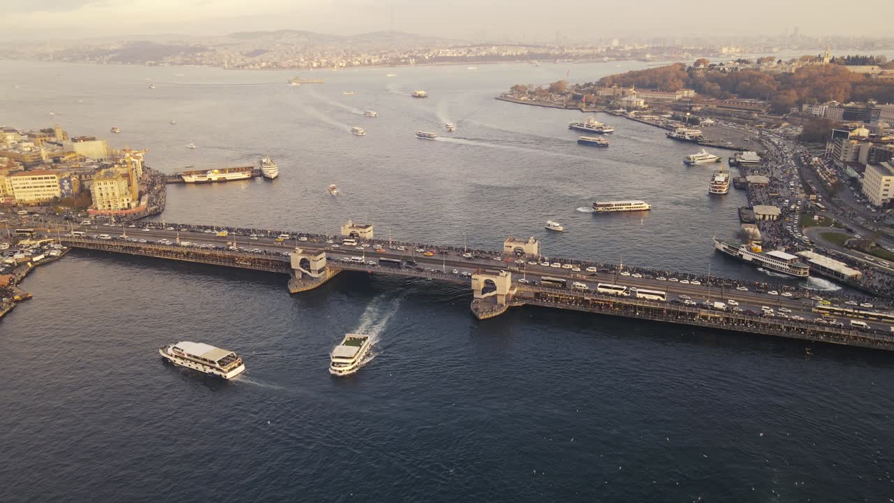 유명한 골든 호른 (golden horn) 과 갈라타 다리 (galata bridge) 에 대한 공중 사진