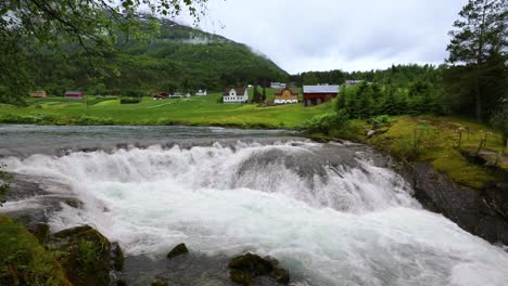 Lago-Lovatnet-Hermosa-Naturaleza-Noruega.