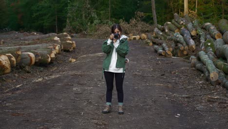 fotógrafa profesional de cámara sin espejo sesión de fotos en el bosque