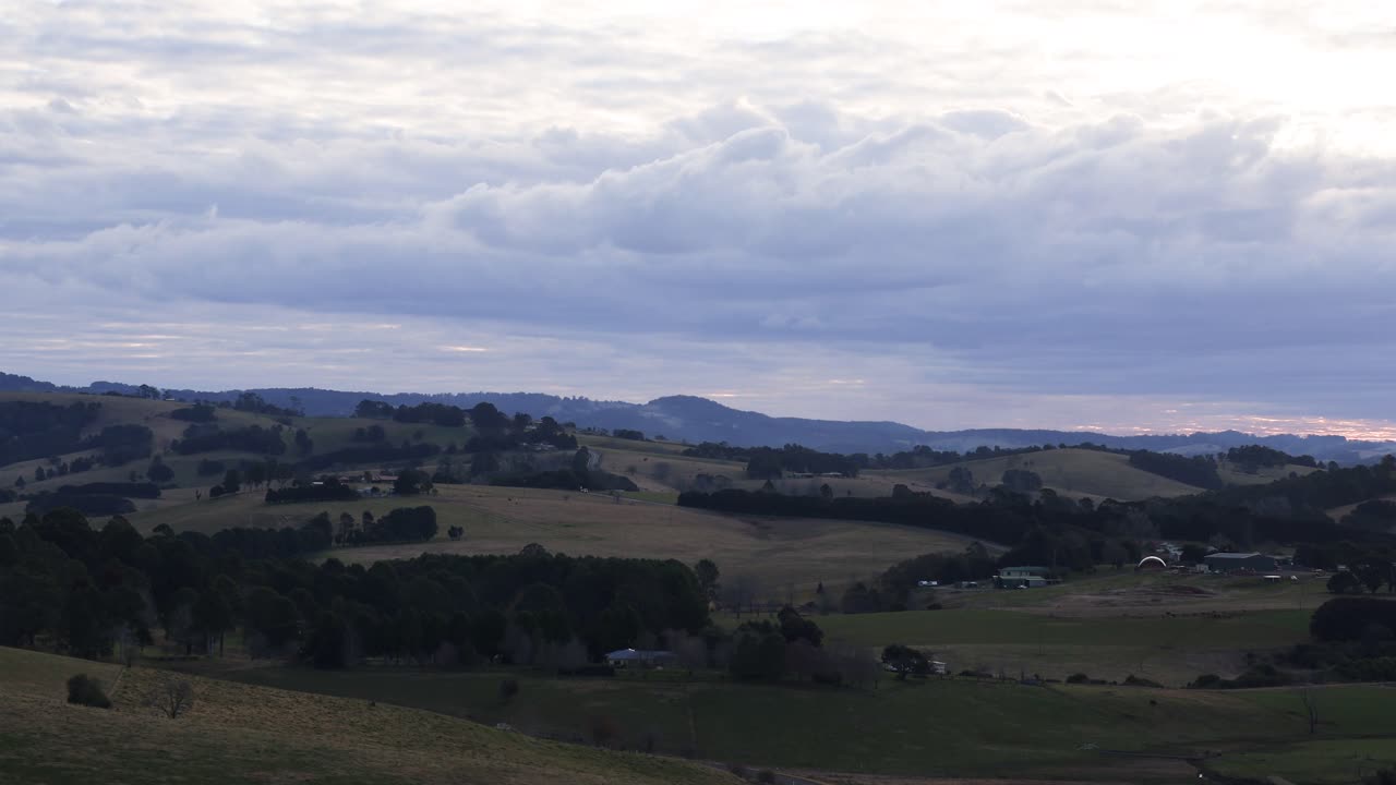 transición escénica del día a la puesta del sol sobre el paisaje rural