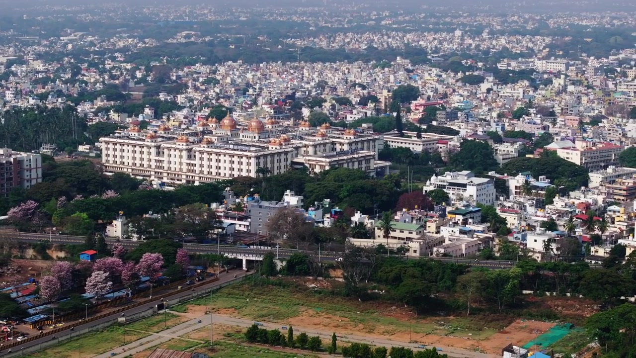 Paesaggio urbano di Mysuru con l'Ospedale JSS, il JSS College of Physiotherapy e la strada MG a Mysore, Karnataka, India. Di giorno, ripresa a semi-orbita, ripresa con drone, 4k.