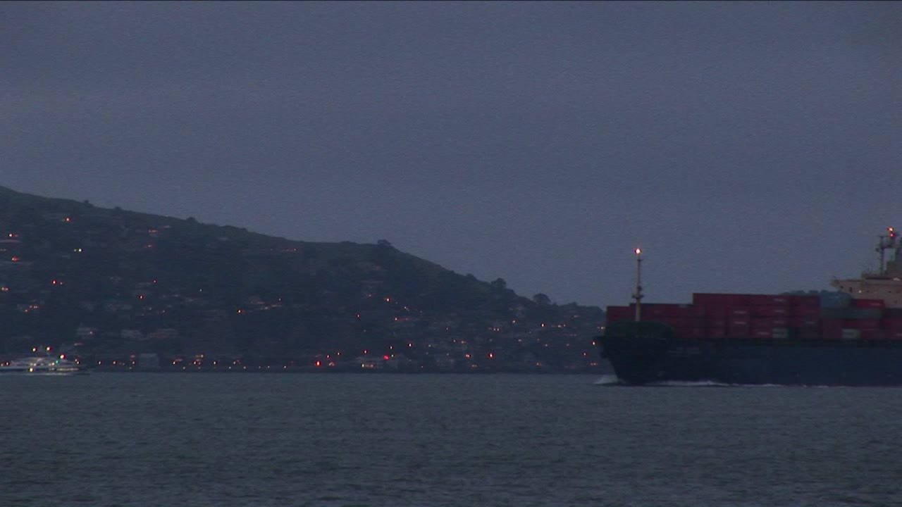 컨테이너선은 샌프란시스코 만을 통해 천천히 움직입니다.