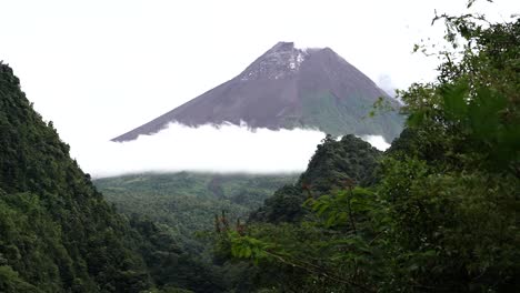 timelapse, monte merapi en yogyakarta indonesia cubierto de nubes