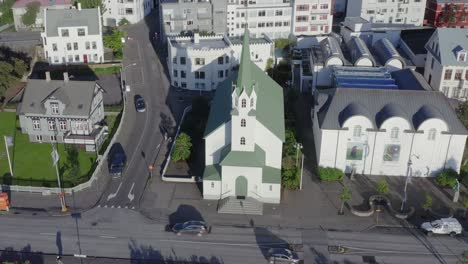 iglesia luterana libre en reykjavik, luz solar durante el anochecer, islandia, antena