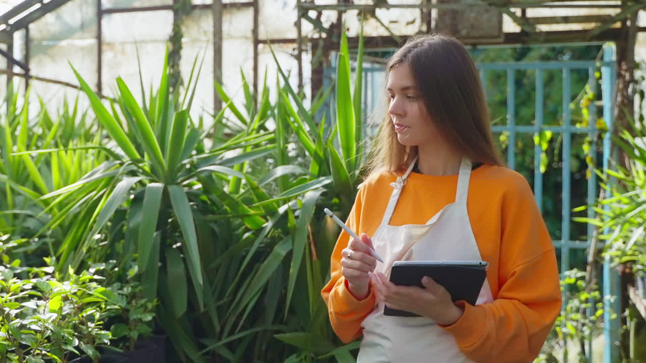 jardinero tomando notas en un invernadero