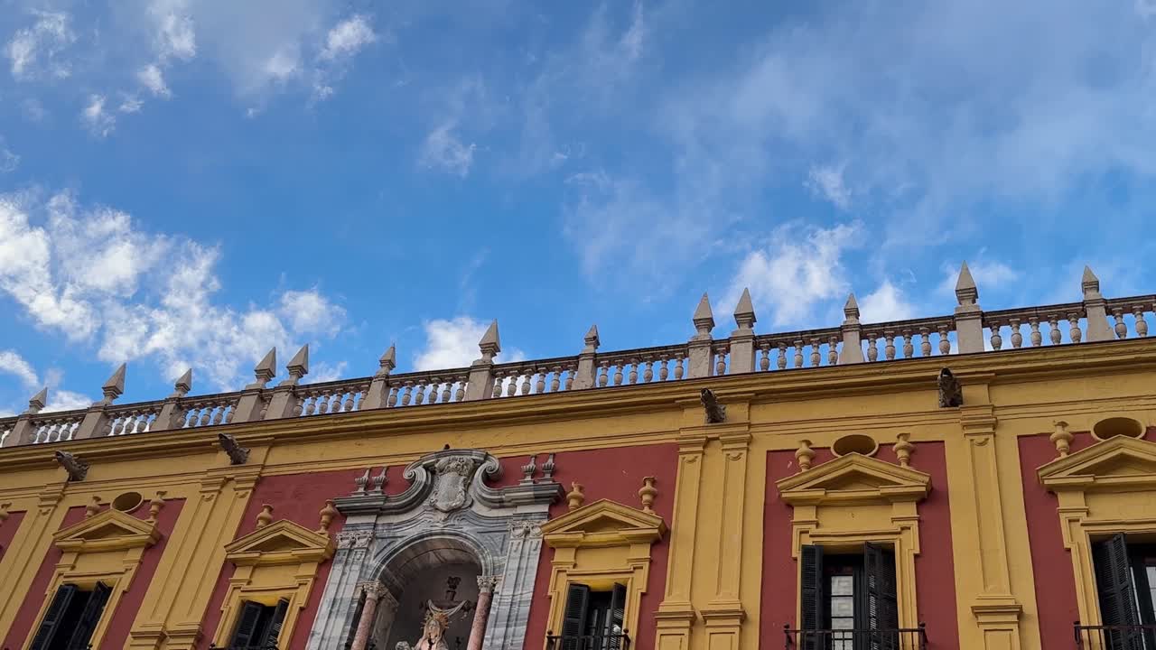 아름다운 장식 된 건물 정면 구름과 하늘 스페인 말라가 스페인