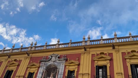 Hermosa-Fachada-Adornada-Edificio-Cielo-Con-Nubes-Español-Málaga-España