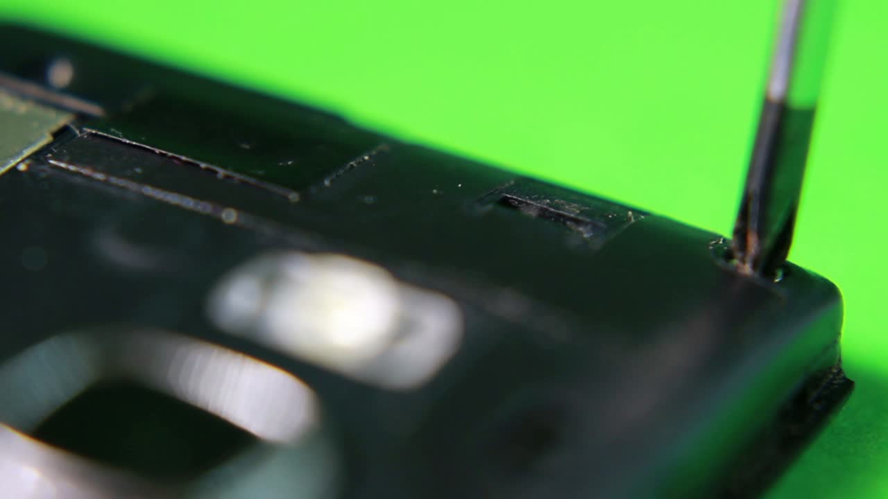 desenrosque el tornillo pequeño del teléfono inteligente con un destornillador magnético