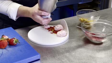 Batiendo-La-Masa,-Creando-Un-Increíble-Postre-De-Fresa-Y-Helado