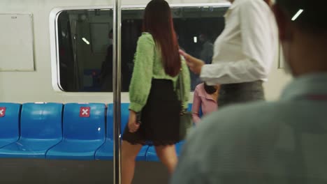 ⁇ 비는 대중 지하철 기차 여행에서 얼굴 마스크를 착용 한 사람들의 군중