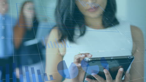 animación del procesamiento de datos financieros sobre una mujer de negocios en la oficina