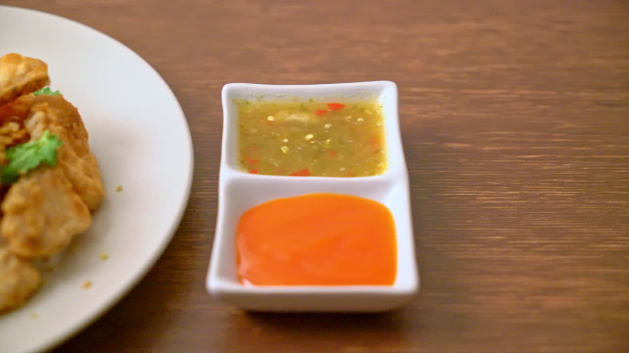 Pescado frito con ajo en un plato