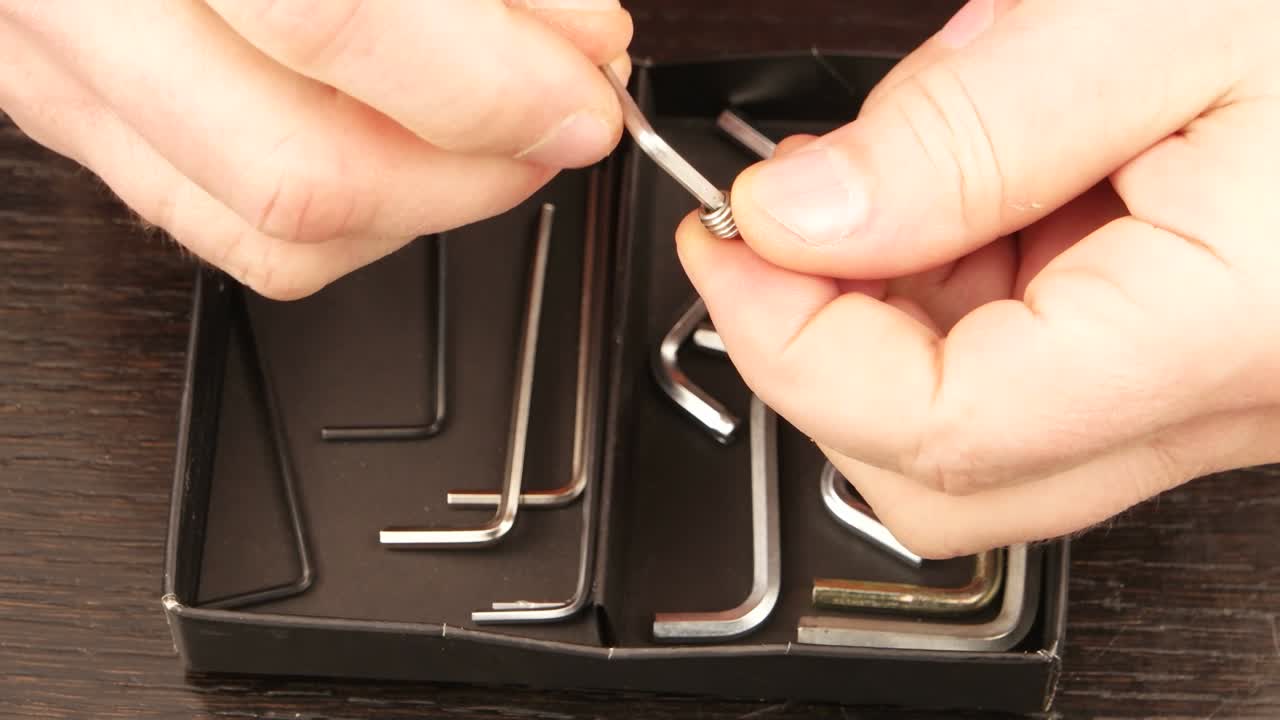 elección de una llave hexagonal del tamaño necesario