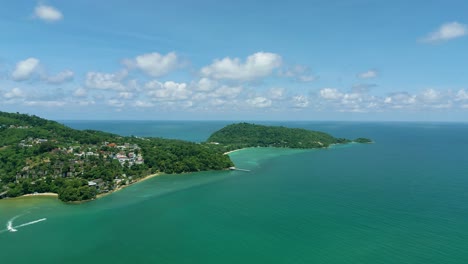 4K-Filmische-Naturluftaufnahmen-Einer-Drohne,-Die-An-Einem-Sonnigen-Tag-über-Den-Wunderschönen-Strand-Von-Patong-In-Phuket,-Thailand-Fliegt