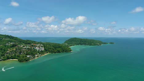 imágenes aéreas de naturaleza cinematográfica de 4k de un avión no tripulado volando sobre la hermosa playa de patong en phuket, tailandia en un día soleado