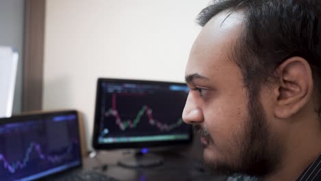 corredor de bolsa viendo acciones