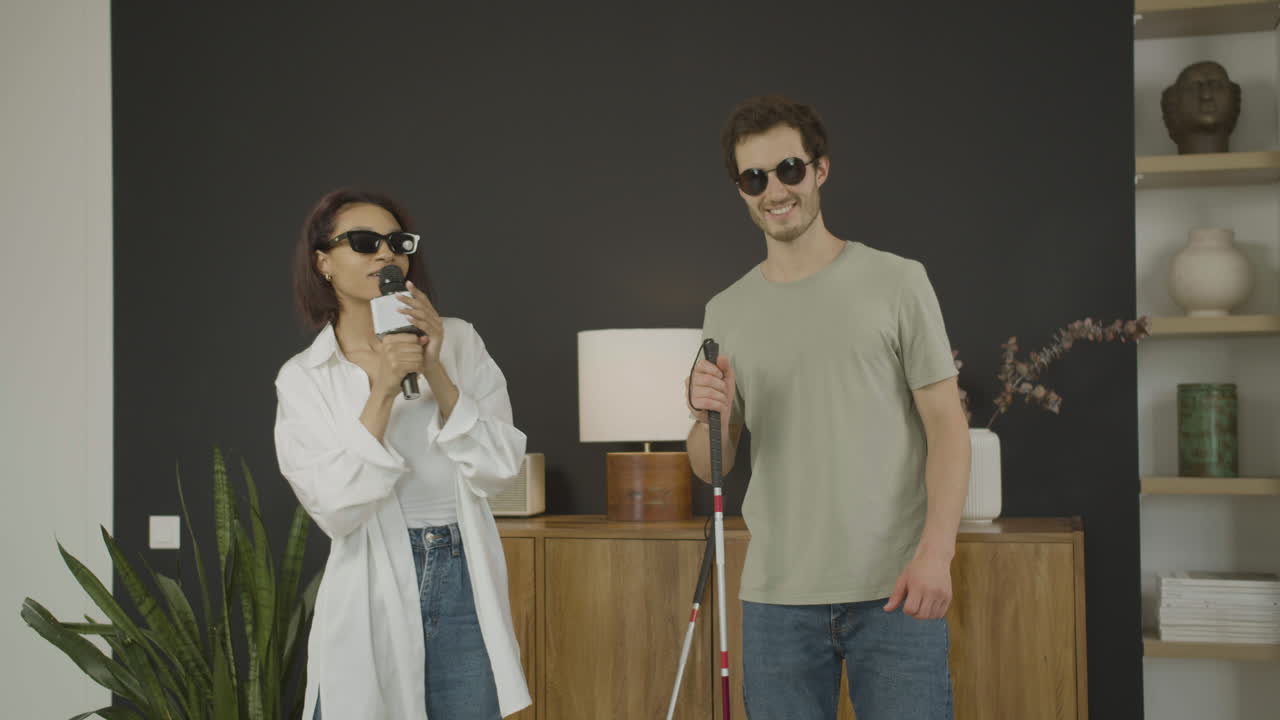 젊은 맹인 친구들이 즐겁게 놀고 있습니다.