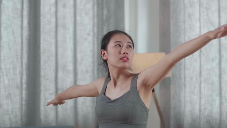 젊은 아시아 운동선수 여성이 운동, 스트레칭 및 요가를 가정에서 요리어 ii 포즈로 연습하는 초상화 건강한 라이프 스타일, 피트니스, 웰빙 및 마인드풀니스 개념