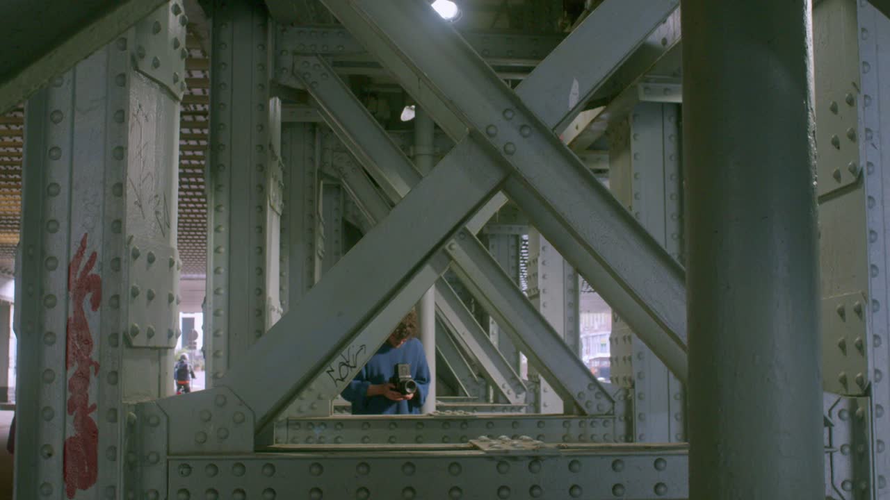 ⁇ 스터 영화 사진작가 가 빈티지 카메라 를 사용 하여 사진 을 찍고 있다