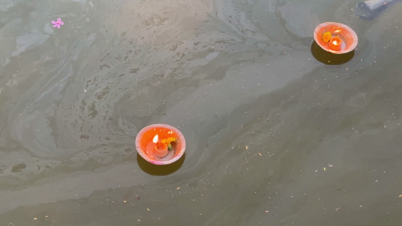 Candele galleggianti sull'acqua