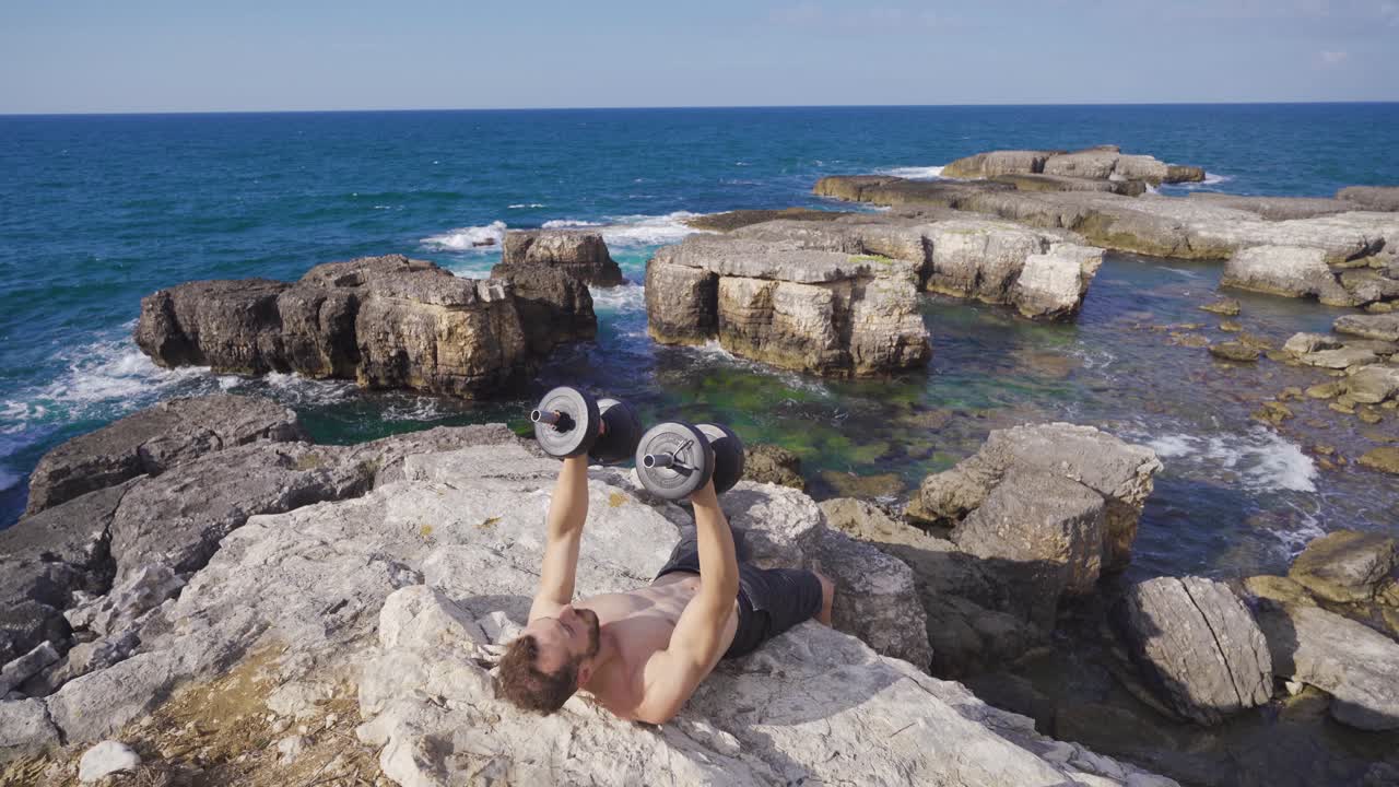 joven trabajando con pesas al aire libre.