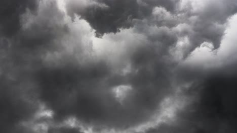 Vista-De-Tormentas-Eléctricas-Y-Nubes-Oscuras