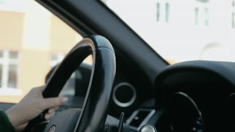 mujer conduciendo un auto