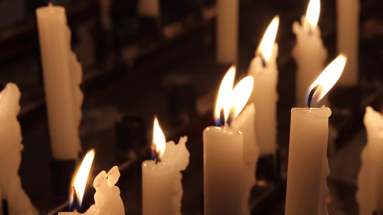 velas de cera en el templo en memoria de los que murieron en ucrania