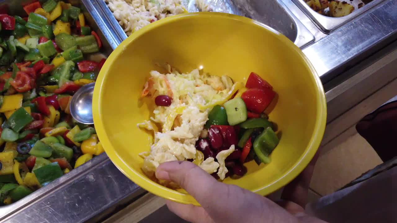 ensalada de pasta que se sirve en un buffet