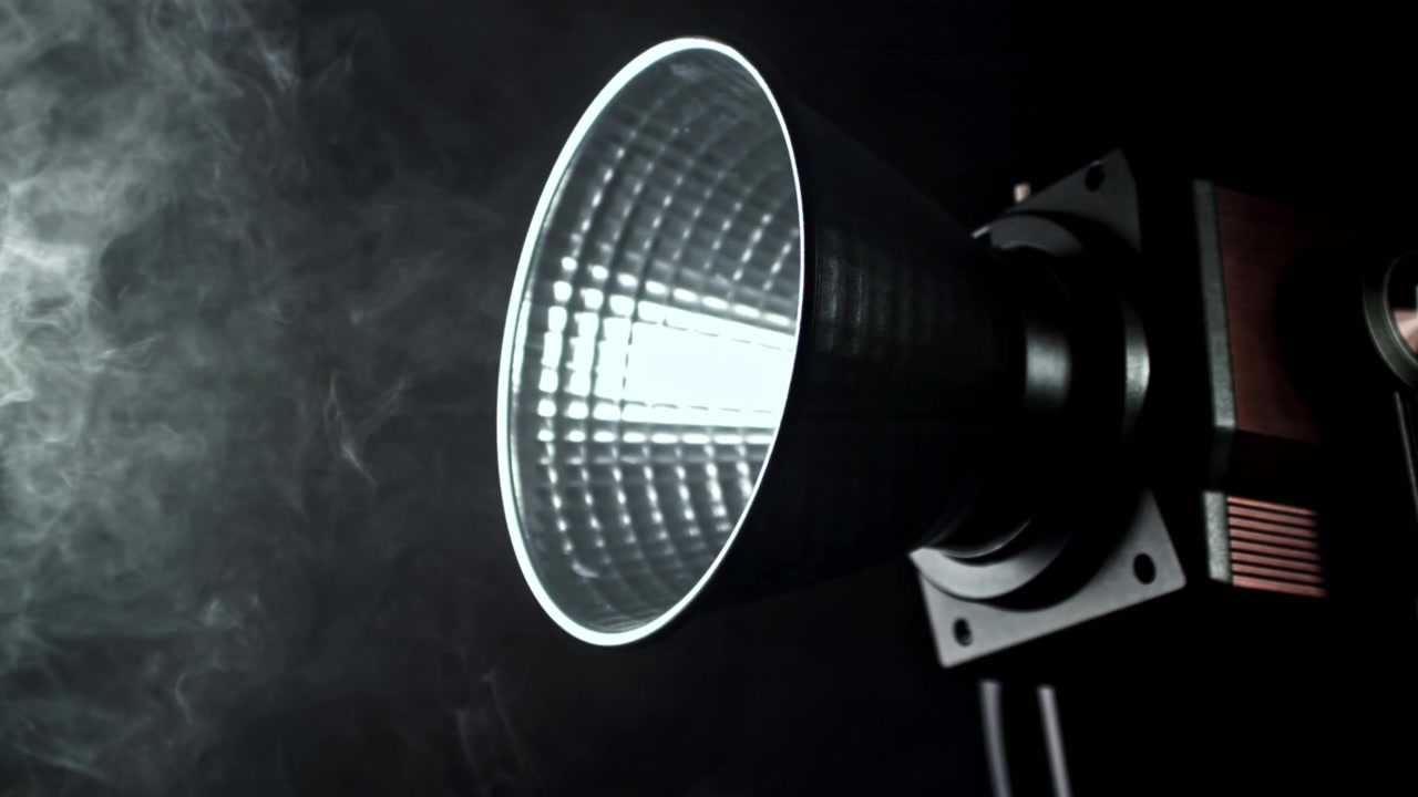 Professionelles Studiolicht strahlt hellen Lichtstrahl durch Rauch