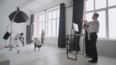 Professionelles-Fotoshooting-Eines-Afroamerikanischen-Fußballspielers-Im-Studio,-Aufgenommen-Hinter-Den-Kulissen-Mit-Dem-Team