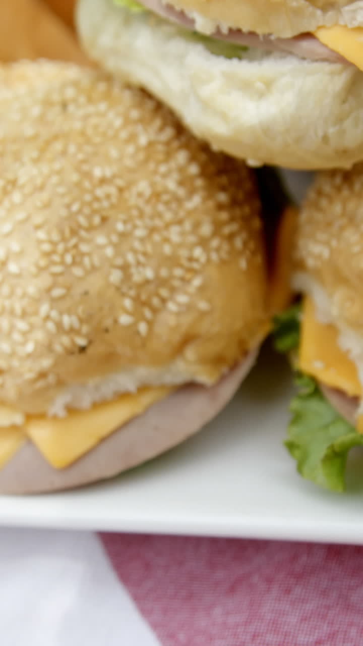 centrarse en la comida en la mesa