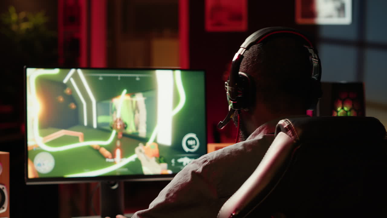 jogador usando teclado, mouse e fone de ouvido para jogar videogame de tiro em primeira pessoa
