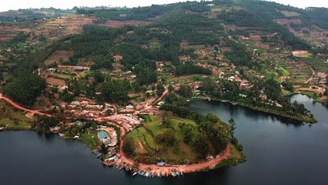 Vista-Panorámica-Del-Idílico-Pueblo-De-Rutinda-En-La-Orilla-Del-Lago-Bunyonyi-En-El-Oeste-De-Uganda