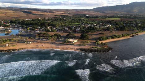 Ocean-Waves-Splashing-On-The-Tropical-Beach-In-Oahu-Island,-Hawaii---Aerial-Shot