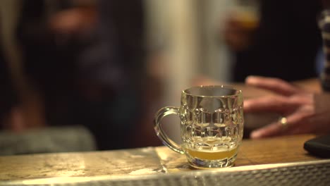 vaso de cerveza en la barra