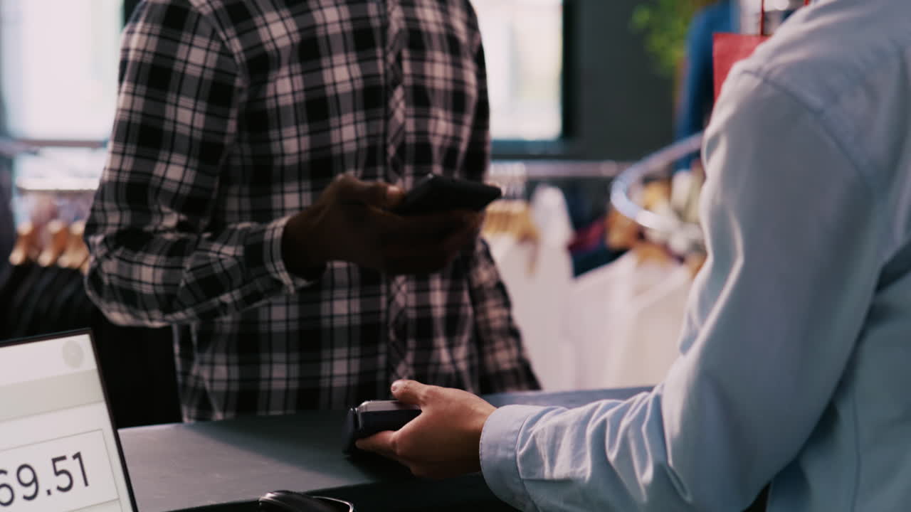 휴대 전화 를 사용 하여 캐주얼 의복 을 지불 하는 사람